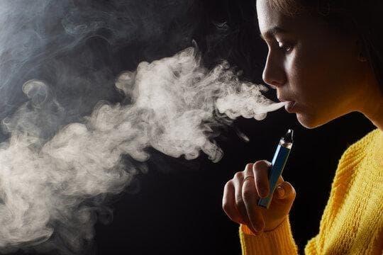 E-Cigi user guide and caution, E-Cigi explained with risks of electronic cigarettes and practical safety tips